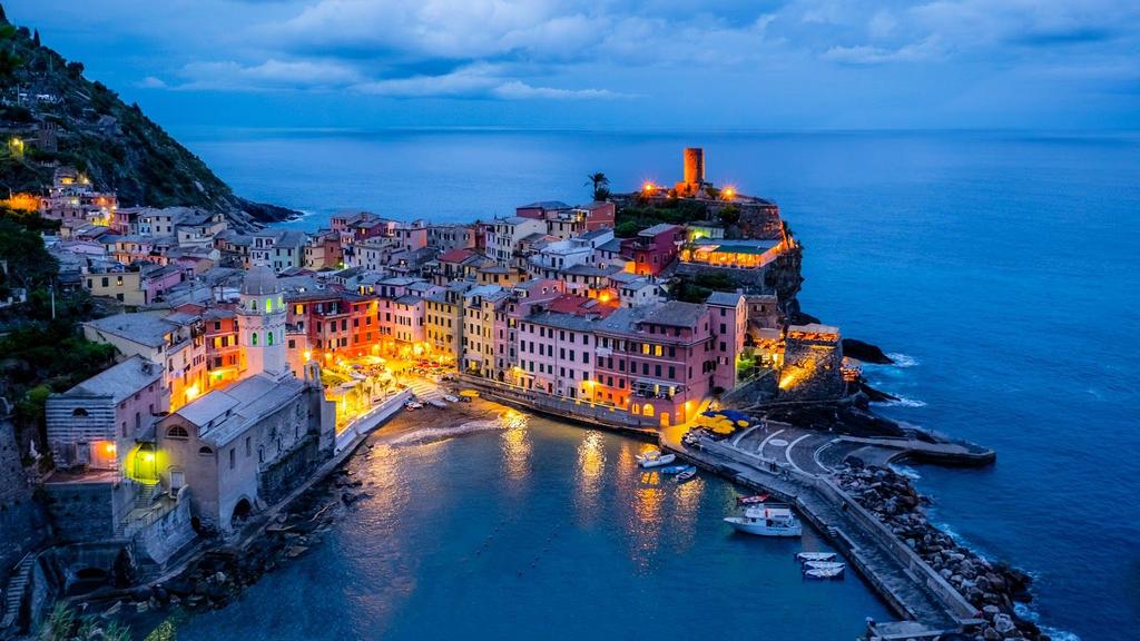 VERNAZZA No other village offers as many superb spots for photography as Vernazza does.