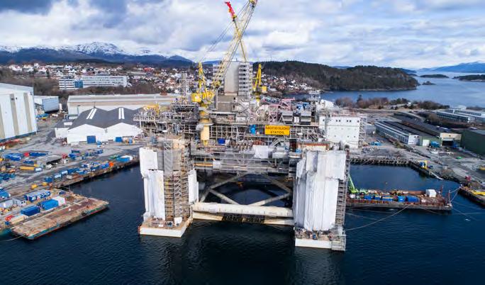 The Njord A platform currently being upgraded at Kvaerner s facility at Stord. Offloading of offshore structures at the Eldøyane demolition site.