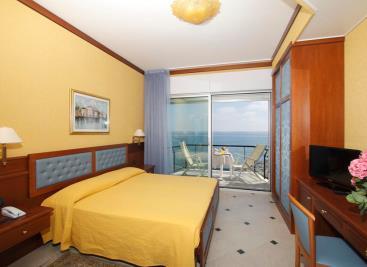 A hotel with great tradition, the rooms have a balcony or terrace, airconditioning, mini bar, satellite TV, safe, telephone and Wi-Fi.