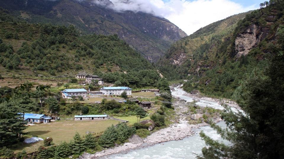 The starting point of the trek takes you down towards the Dudh Khosi River, following a relatively easy trail on towards Phakding.