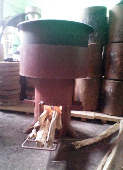 A pot size of 32 cm diameter and ten litres of water was used to test Deluxe Tikikil stoves.