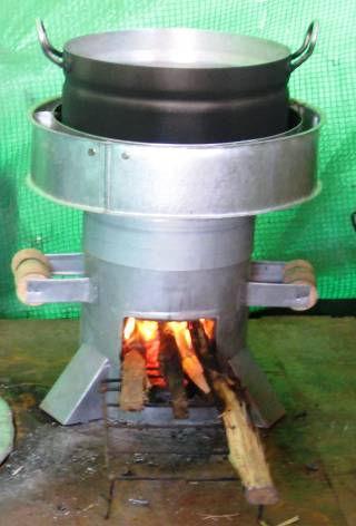 The double skirt stove was tested with the smaller skirt using a 24 cm diameter pot with five litres of water.