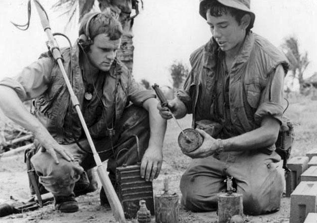 com HOLDFAST July 2018 - Number 32 www.tunnelrats.com.au OFFICIAL NEWSLETTER OF THE VIETNAM TUNNNEL R AT S ASSOCIAT ION INC. In late 1968, Tunnel Rats SPR. Bob Liard (left) and CPL.