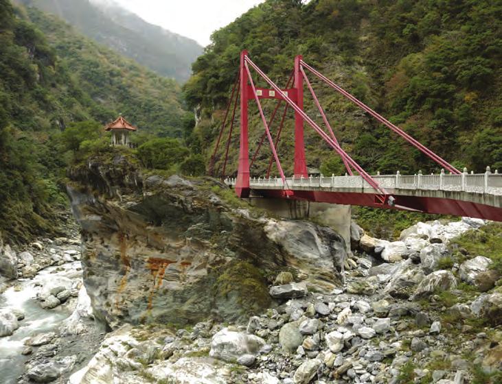 HUALIEN, TAIWAN: Best of Taroko Gorge National Park Dramatic scenery in Taroko Gorge National Park from the Swallow s Grotto to the Tunnel of Nine Turns, plus