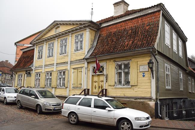 THE OLDEST WOODEN HOUSE IN KULDĪGA (1670) The oldest preserved wooden building is located by the Alekšupīte river.