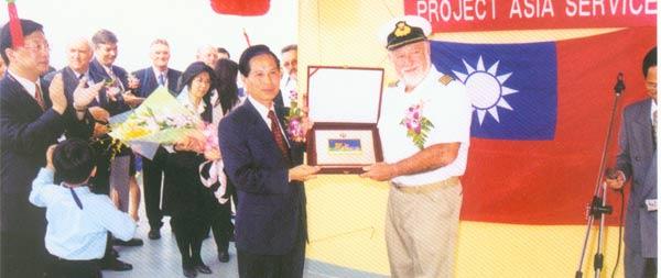 Director Huang was invited to attend the celebration and presented a commemorative plaque to welcome her to Kaohsiung. M/V Cape Darby is a double-deck, multi-functional ship built in 2000.