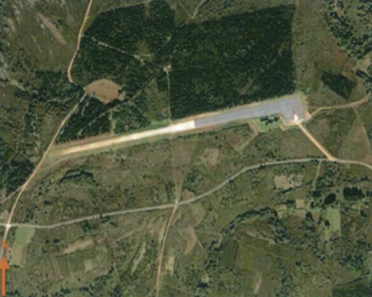 The base at Doade is for ground-loaded airplanes. The runway is 900 meters long and 30 meters wide. The runway surface is asphalt in one segment and dirt in another. It does not have lighting.