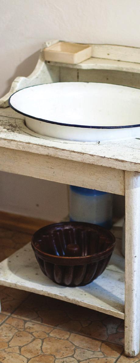 Sometimes, there was a hole in the middle of the table where the large bowl rested. This led to the creation of dry sinks. By the Late 18th century washstands had already been introduced.