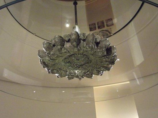 In correspondence of the sixteen externs of this chandelier, there
