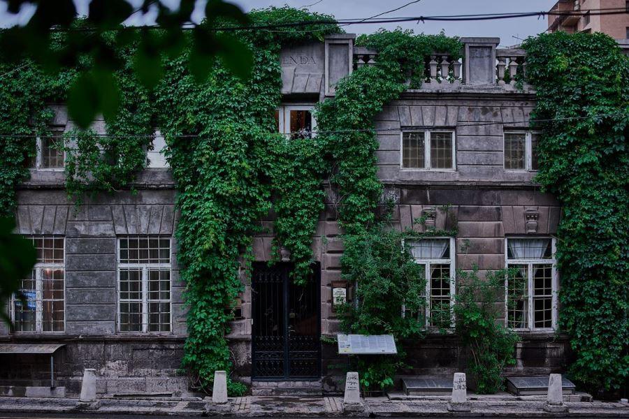 VILLA DELENDA Villa Delenda is an elegant traditional hotel in the heart of Yerevan.
