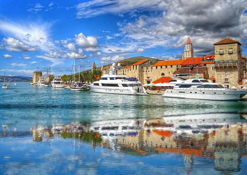 01 Saturday Trogir & Vis The historic town of Trogir is situated on a small island betwe- The town of Vis was founded in