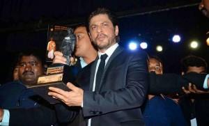 Shah Rukh Khan honoured with the Dadasaheb Phalke Film Foundation Award 2015 for his