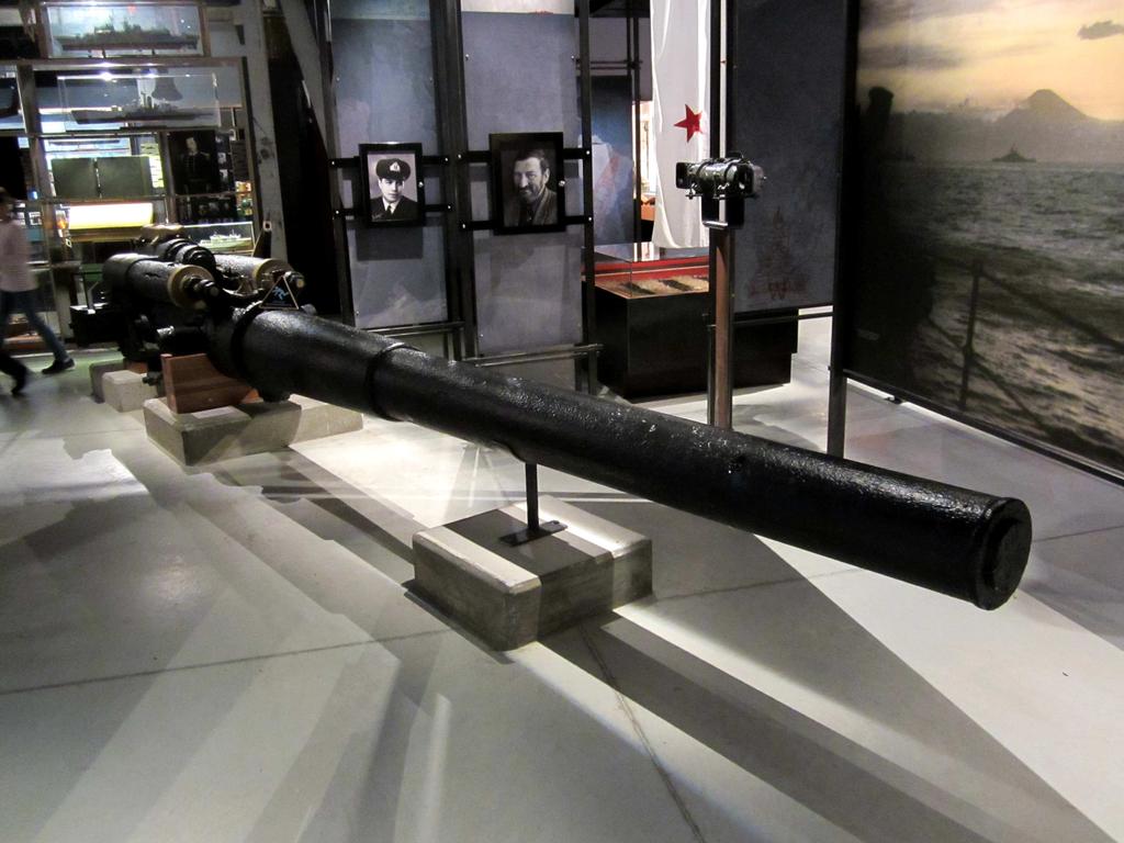 A number of years before, in 1968, the 5.5-inch deck gun from the I-1 was removed from the sub; a live round still in the gun's breech. The weapon is now on display [below] in the RNZN museum.