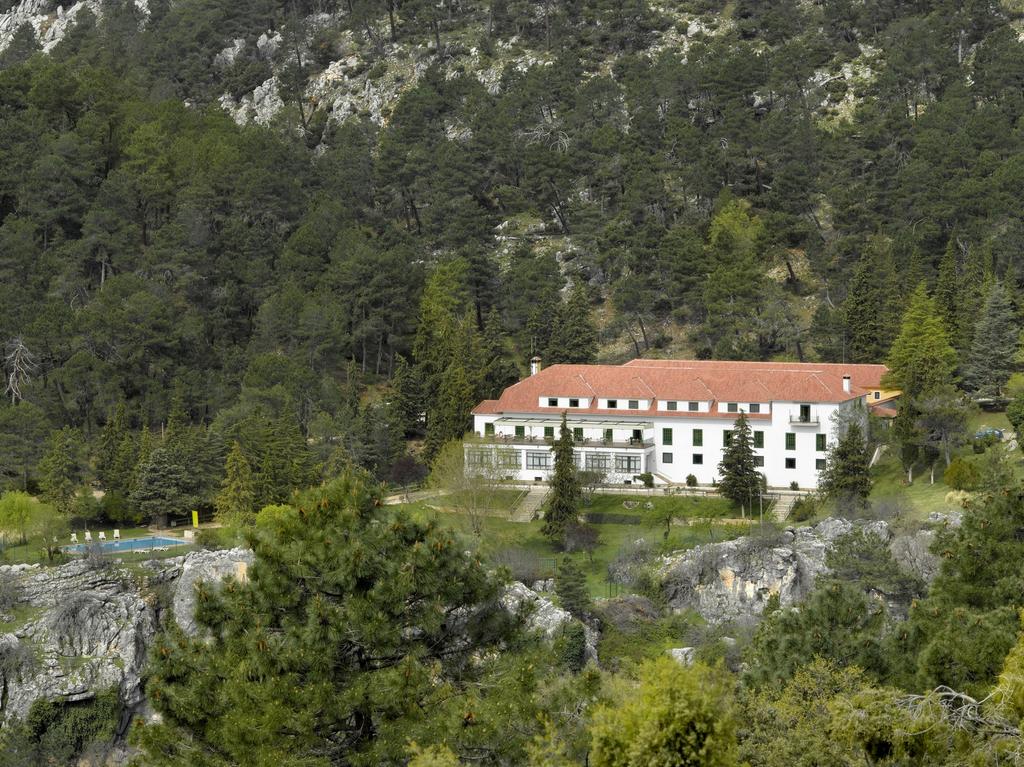 Parador de Bielsa One other ideal destination for nature-bonding in autumn is Bielsa, a little town in the province of Huesca in Aragón.