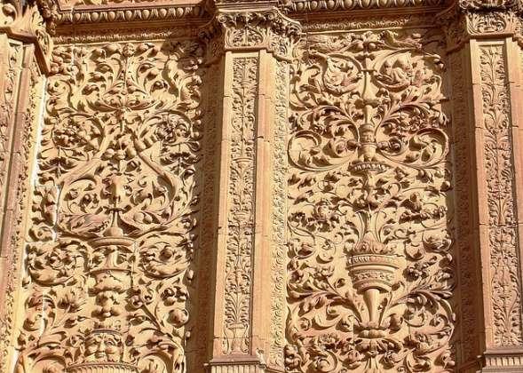 In these parts of the façade, we can see classical elements like medallions, fantastic animals and a large