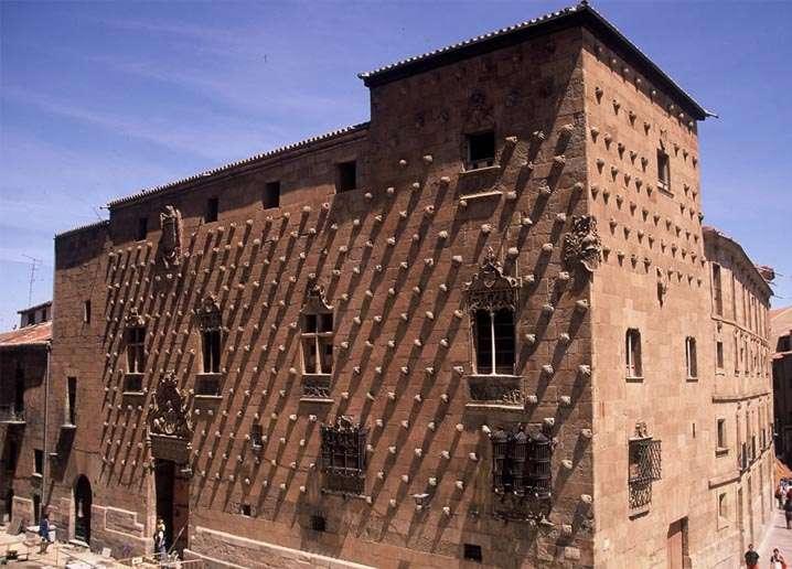 La Casa de las Conchas It is an example of the power, status and ostentation of the