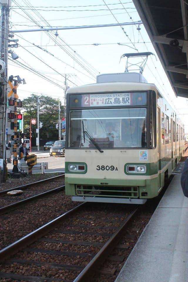 This is the Hiroden tram line in Hiroshima. We take this tram almost everyday when travelling in Hiroshima. The platform of the tram in Hiroshima is quite narrow.