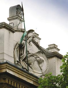 At the eastern end of the Gallery, overlooking the church of St Martinin-the-Fields, is a statue of Minerva, goddess of wisdom.
