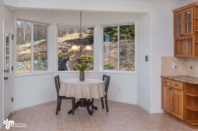 With your breakfast table, the convenient nook is ideal for a casual family dinner or a perfect buffet table