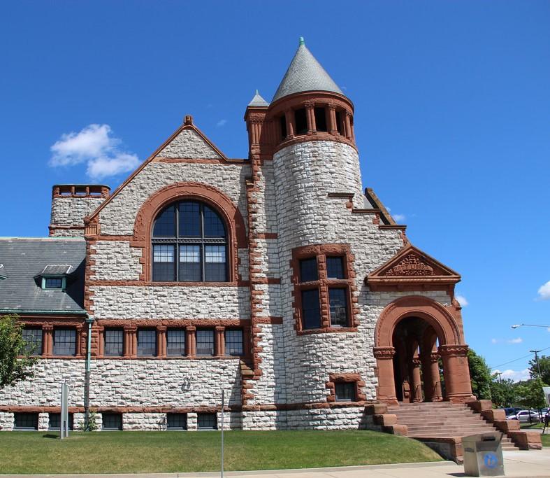 NEARBY ATTRACTIONS The historic Hoyt Public Library is located