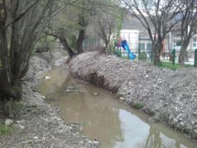 live nearby have reduced the transversal profile of the river, by filling it with soil and by throwing