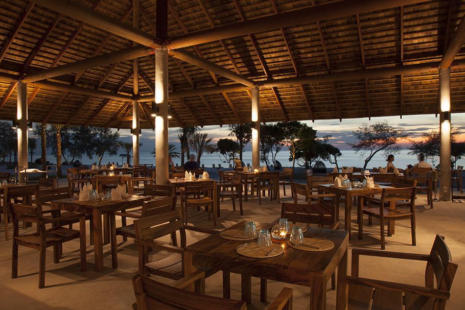 The Chill Lounge Refreshingly open-air, this is the perfect place for lunch, sundowners or a relaxed ocean-front dinner.
