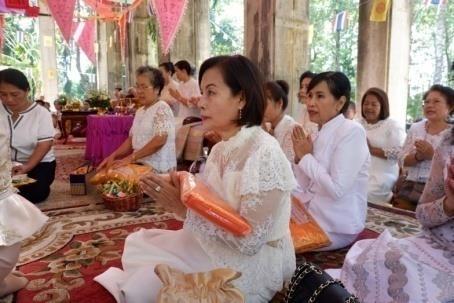 to monks at Wat Khlong Yai in Khao Khitchakut