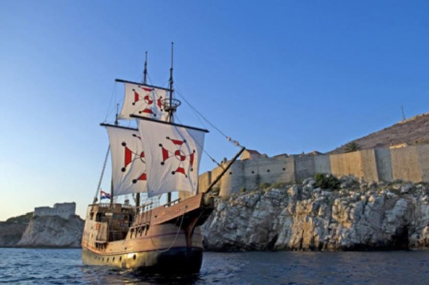 INFORMAL DINNER (sunset medieval boat cruise included) KARAKA medieval boat Unforgettable boat transfer to your INFORMAL dinner is included in the price.