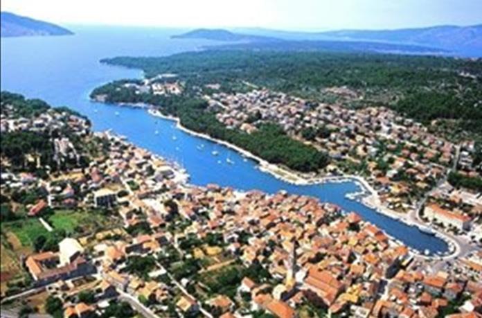 Day 4, Tuesday: Stari Grad Hvar, swimming at Paklinski Otoci (12 NM) Hvar: The inevitable jewel of the Croatian Riviera and Dalmatian islands, with most sunny hours of all the islands in the Adriatic.