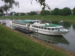 Official bulletin of the ISRBC JUNE 2010 A JOY AFTER 150 YEARS First time after 150 years the luxury river cruiser Victor Hugo was seen in the cities and settlements along the Sava River.