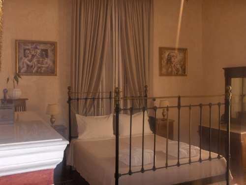 40 HOTEL NAFSIMEDON**** Location: centrally located in the old city