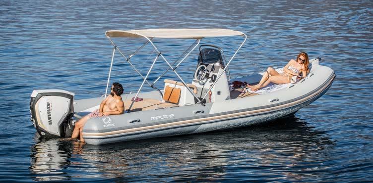 MEDLINE RELAXING Perfect for long trips on the sea, the medline is a true private oasis thanks to its transformable surface, which can be transformed into a sunbathing area.