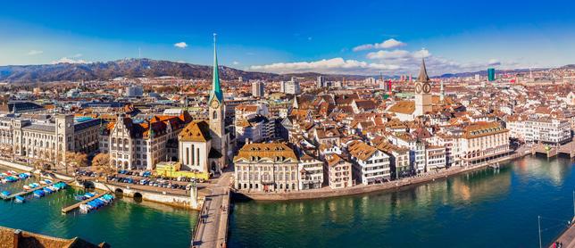 ZÜRICH Zürich Just a stone s throw away from the Alps, ZÜRICH is the ideal starting point for all kinds of excursions, whether it s the beginning or end point of your journey throughout Switzerland.