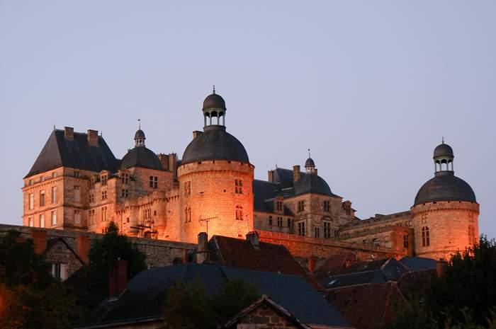 The furnished rooms, the chapel, the tower of Britain and the underground tunnel are all open to the public and information and history of the Château, ranging from the 16th century to