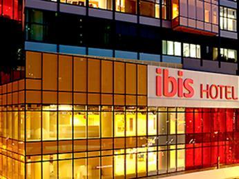 3 star - Ibis Central & Sheung Wan Located in the heart of Hong Kong's commercial and cultural district, Ibis Hong Kong Central provides modern rooms with en suite bathrooms.