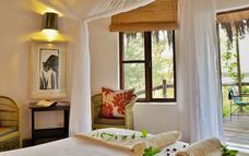 Bakwena Lodge comprises 10 chalets rooms, all situated under the shady canopy of Acacia trees, each site has