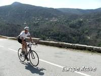 enjoy the downhill, through the villages of the upper Taravu-Valley, before riding over the Col St Georges (757m) and up