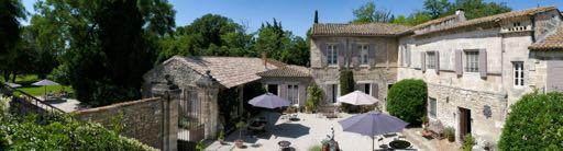 Its ideal location, at the crossroads of several exceptional sites and towns such as Avignon,