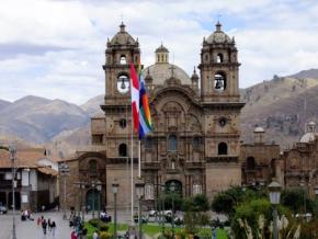 Peru s population of 28 million can be said to be bi-cultural in that there are two distinct cultural groups.