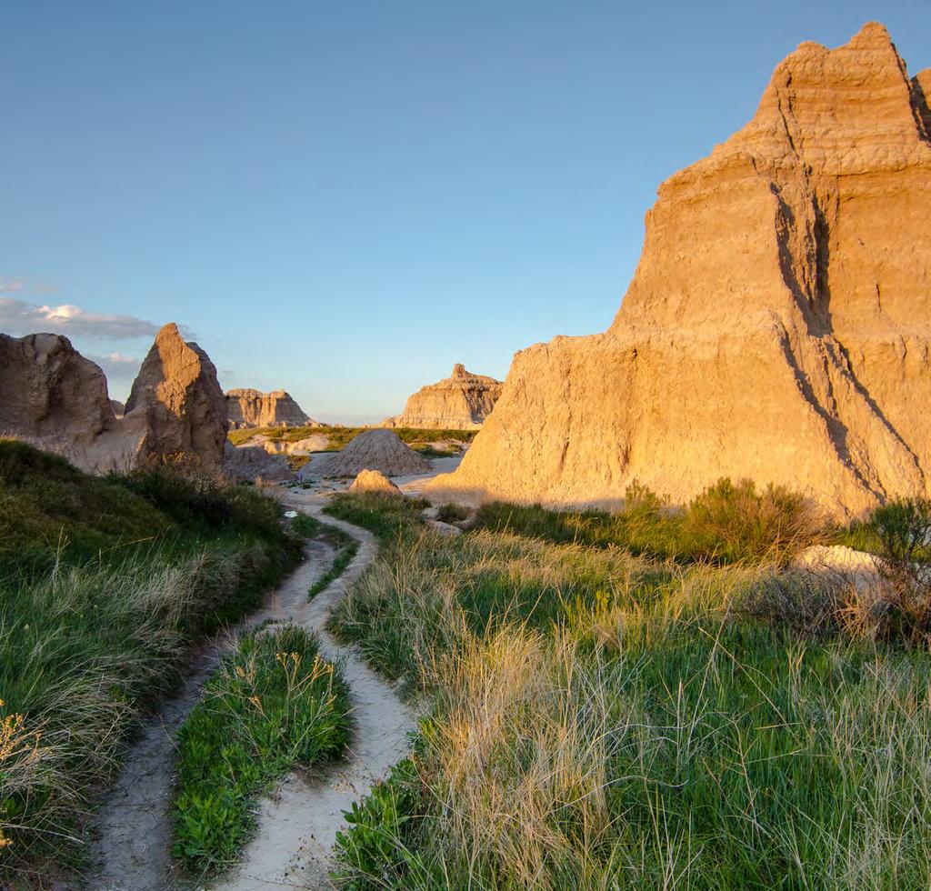 THE STUNNING SIX Here are some of our favorite things to do from hiking to exploring some of the most iconic treasures in the Badlands/Black Hills. 1 1.