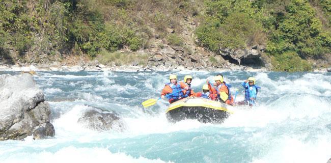 Days 13 15 White-water Rafting (option 2) We will make a 3 hour drive to the Kaligandaki river and the start of our rafting expedition at Maldunga.