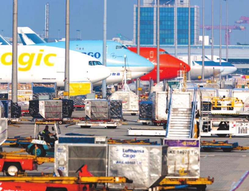 高踞貨運之冠 香港國際機場再次超越美國孟菲斯國際機場, 成為 2011 年世界上最繁忙航空貨運樞紐, 全年貨運量達 394 萬公噸, 令機場貨運量連續兩年全球稱冠 2011 年, 機場的客運量與飛機起降量亦刷新紀錄, 分別錄得 5 390 萬人次及 333 760 架次, 較 2010 年上升 5.9% 及 8.
