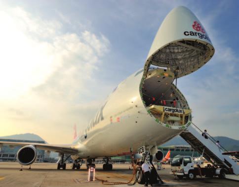 機管局行政總裁許漢忠 ( 右五 ) 主持中國南方航空 A380 型客機於香港國際機場的首航典禮 A380 EMBARKS ON HONG KONG - BEIJING ROUTE China Southern Airlines, the first airline in China to operate the A380 aircraft, introduced the A380 on its