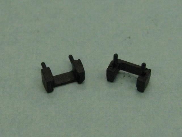 7.1 Female Connectors: 7.1.1 Obtain a female pin clamp and position it on the ribbon. 7.1.1a 7.1.1b 7.1.2 Insert the guide pin stubs into the holes in the rear of the ferrule.