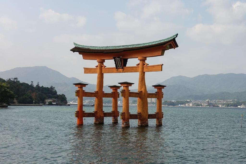 High tide at Floating Tori of Itsukushima Island Except for the small tourist-oriented town of Miyajimacho, Itsukushima is a sparsely populated, mountainous place with some beautiful parks and