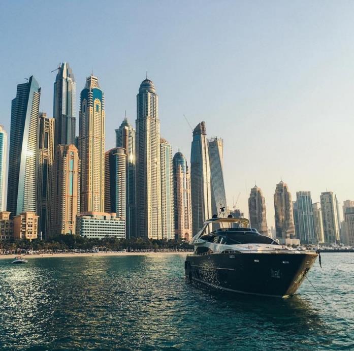 This tour will take you to the magnificent views of Dubai Creek, passing through the area of Bastakiya and its fascinating old houses with characteristic wind towers built by rich merchants.