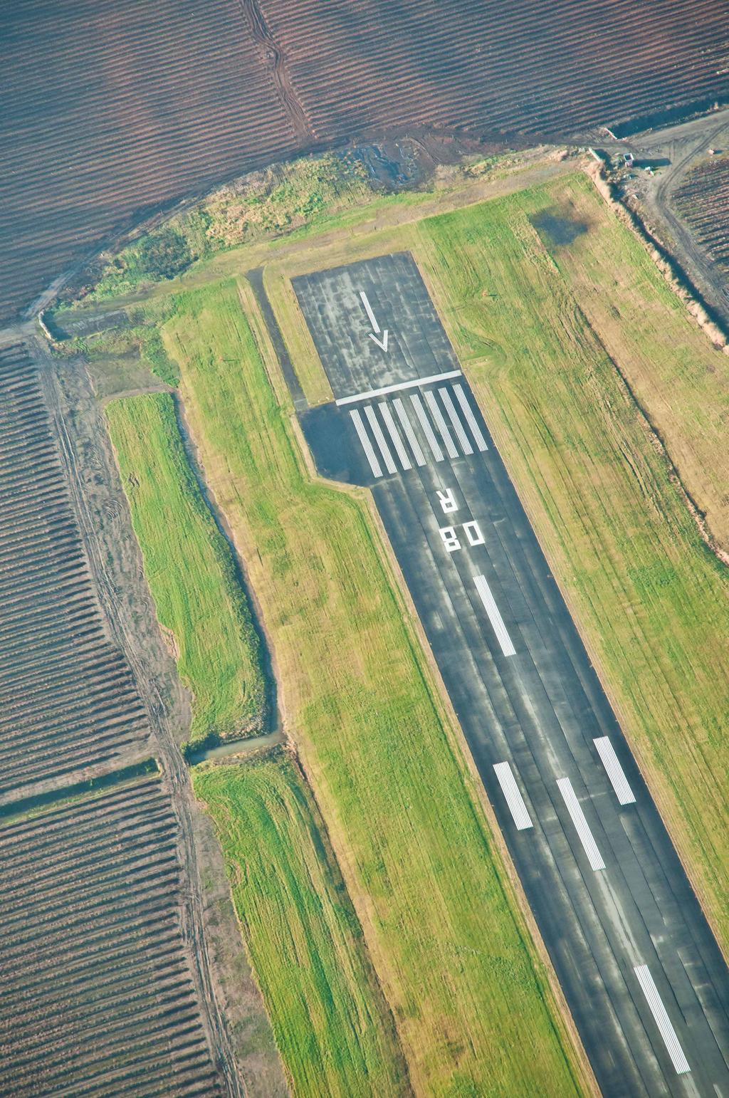 RUNWAY END SAFETY AREAS (RESAs) What s a RESAs? A RESA is a cleared area at the end of a runway.