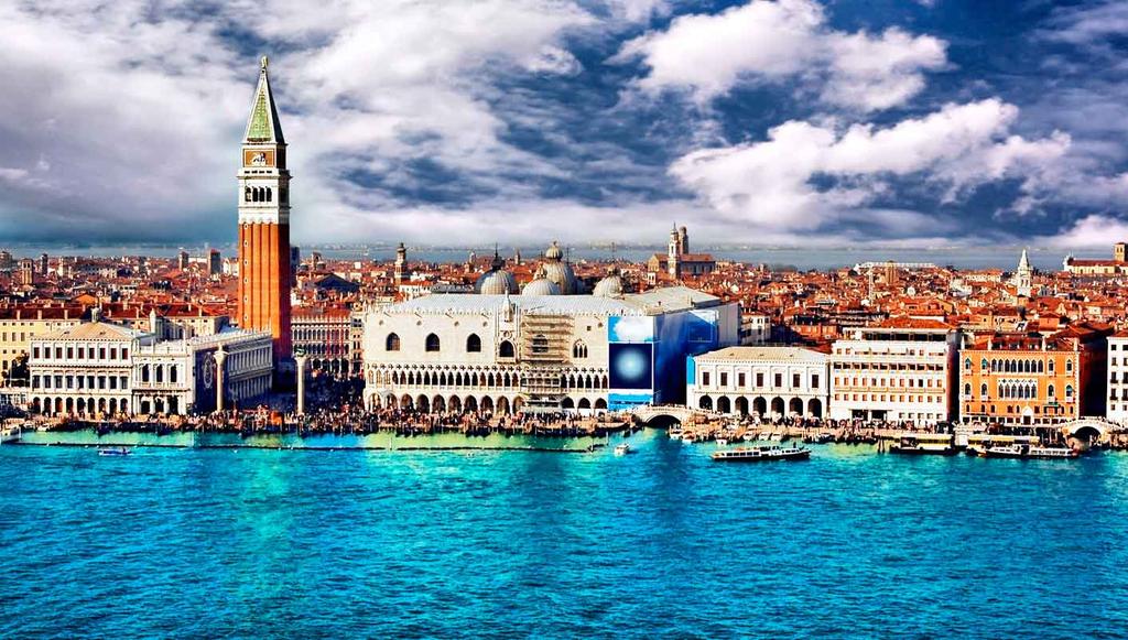 Venice: Fascination and elegance in a tour with gondolas and