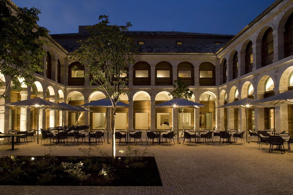 Parador de Alcalá de Henares Enjoy a perfect day plan at Spanish zoos with Paradores and then make the best of your stay at our great hotels.