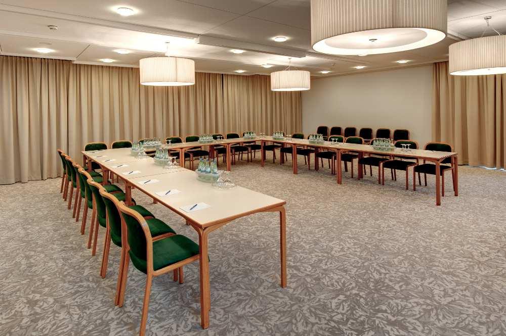 Events in an upmarket ambience!... Your meeting at the Hotel Magnetberg... 3 Two conference rooms of different sizes and different equipment are available for your meetings and seminars.